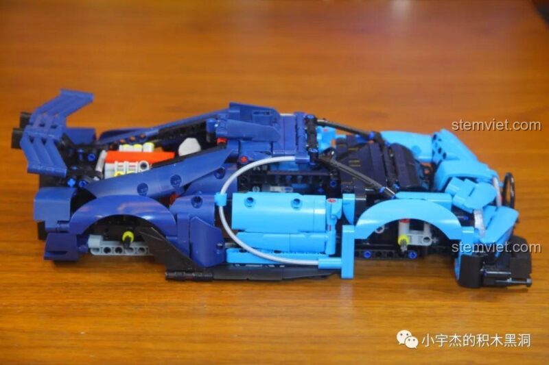 Cận cảnh bộ vành xe mạ chrome và lốp cao su của bộ xếp hình Siêu xe Bugatti Vision GT, một chi tiết cao cấp và đắt giá.
