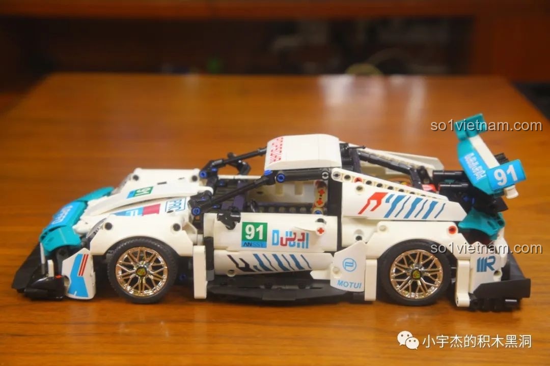 Mô hình lắp ráp KBOX 10214 Porsche 911 GT3 RS 1:14, một mẫu xe đua huyền thoại.