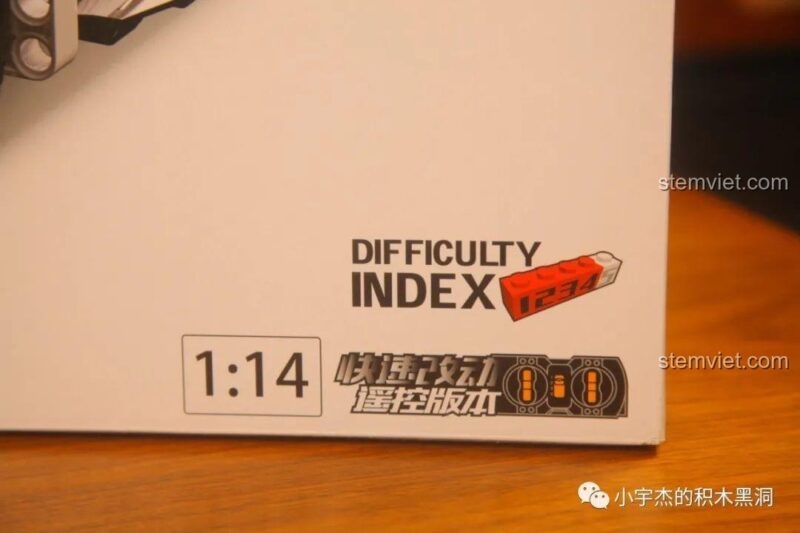 Thông tin về tỉ lệ 1:14 và khả năng nâng cấp điều khiển từ xa của bộ lắp ráp KBOX 10214, thể hiện độ khó của sản phẩm.