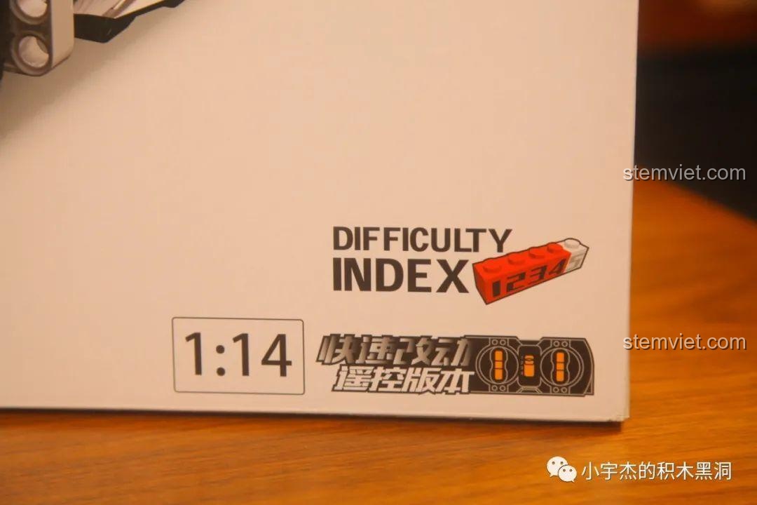 Thông tin về tỉ lệ 1:14 và khả năng nâng cấp điều khiển từ xa của bộ lắp ráp KBOX 10214, thể hiện độ khó của sản phẩm.