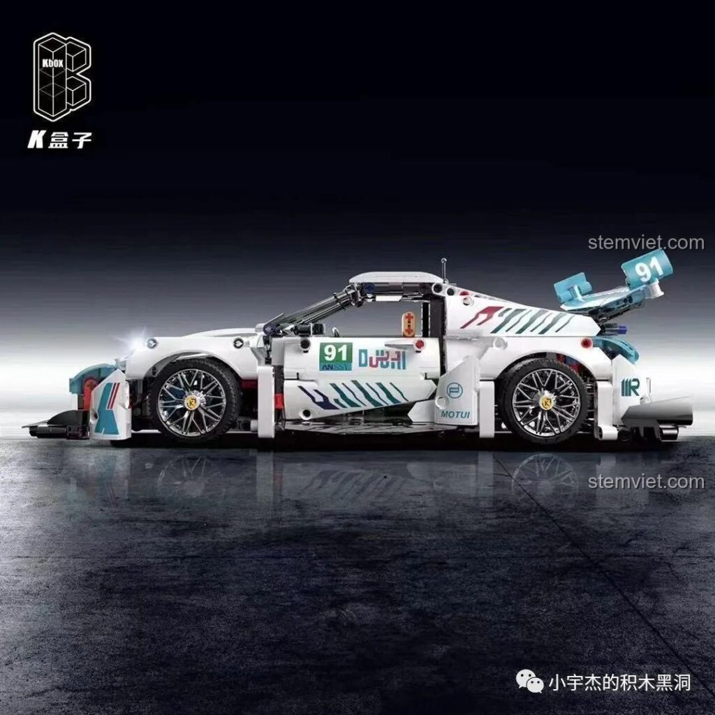 Hình ảnh quảng cáo của bộ lắp ráp KBOX 10214 Siêu xe Porsche 911 GT3 RS màu trắng với decal xanh dương nổi bật.