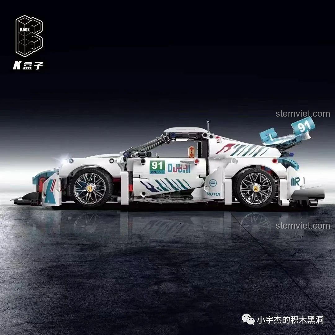 Hình ảnh quảng cáo của bộ lắp ráp KBOX 10214 Siêu xe Porsche 911 GT3 RS màu trắng với decal xanh dương nổi bật.