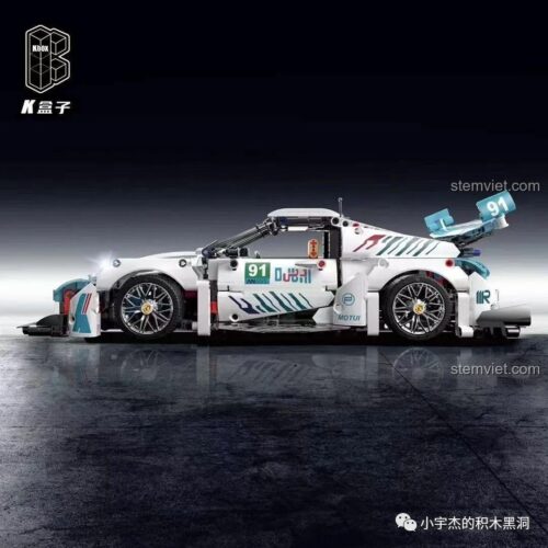 Ảnh chụp studio đồ chơi mô hình KBOX 10214, mô tả chi tiết góc nhìn ngang của Xe thể thao Porsche 911 GT3 RS sau khi lắp ráp hoàn chỉnh.