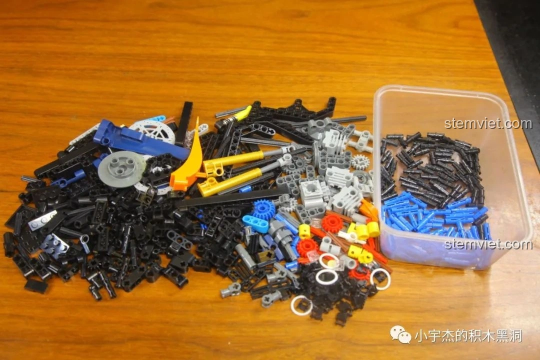 Mảnh ghép của túi số 1 KBOX 10217 Siêu mô tô Bugatti được trải ra, chuẩn bị lắp ráp khung sườn.