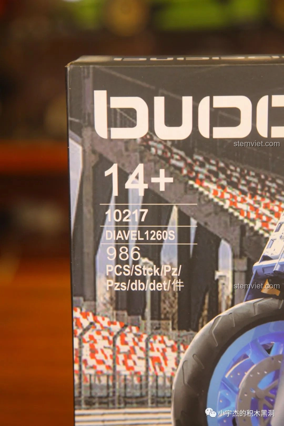 Chi tiết mã số sản phẩm 10217 và số lượng 986 mảnh ghép trên hộp KBOX 10217 Xe mô tô Bugatti.