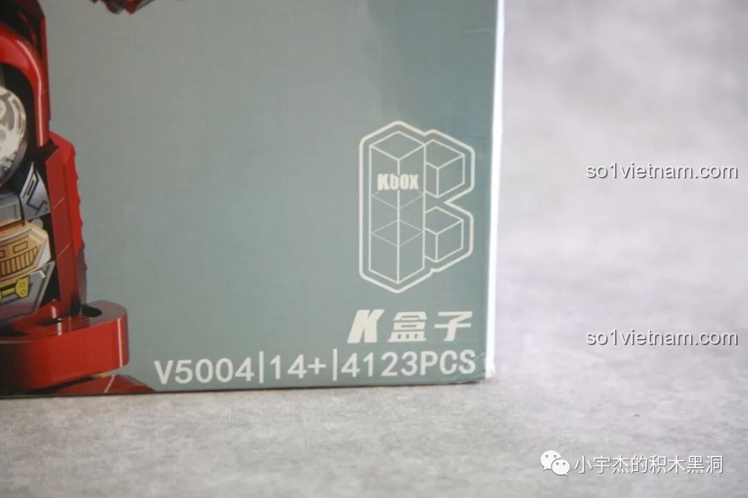 Góc cận cảnh thông số sản phẩm KBOX V5004 Giáp Chống Hulk MK44 trên hộp, bao gồm mã số và số chi tiết.