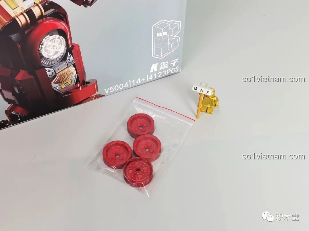 Bốn chi tiết tròn màu đỏ của KBOX V5004 Giáp Chống Hulk MK44, cần lưu ý không bỏ sót khi mở hộp. Cảm nhận KBOX 5004 Giáp Chống Hulk MK44 cẩn thận.