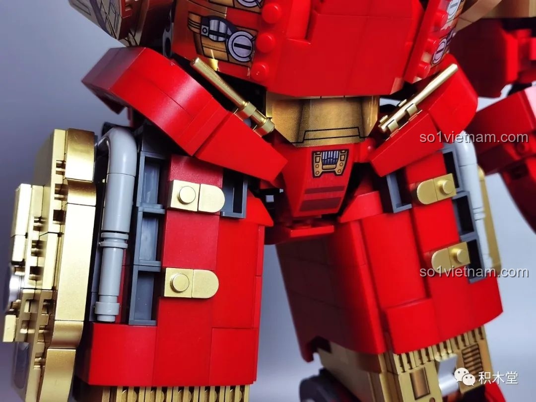 Mô hình KBOX V5004 Giáp Chống Hulk MK44 đứng cạnh minifigure Iron Man và một chiếc xe ô tô để so sánh kích thước. Cảm nhận KBOX 5004 Giáp Chống Hulk MK44 khổng lồ.