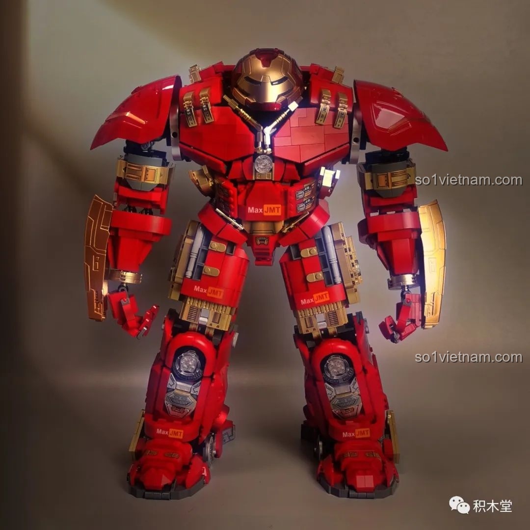 Mô hình KBOX V5004 Giáp Chống Hulk MK44 hoàn chỉnh với lớp mạ đỏ và vàng bóng bẩy, đứng vững chãi. Review KBOX V5004 Robot Anti-Hulk chi tiết.