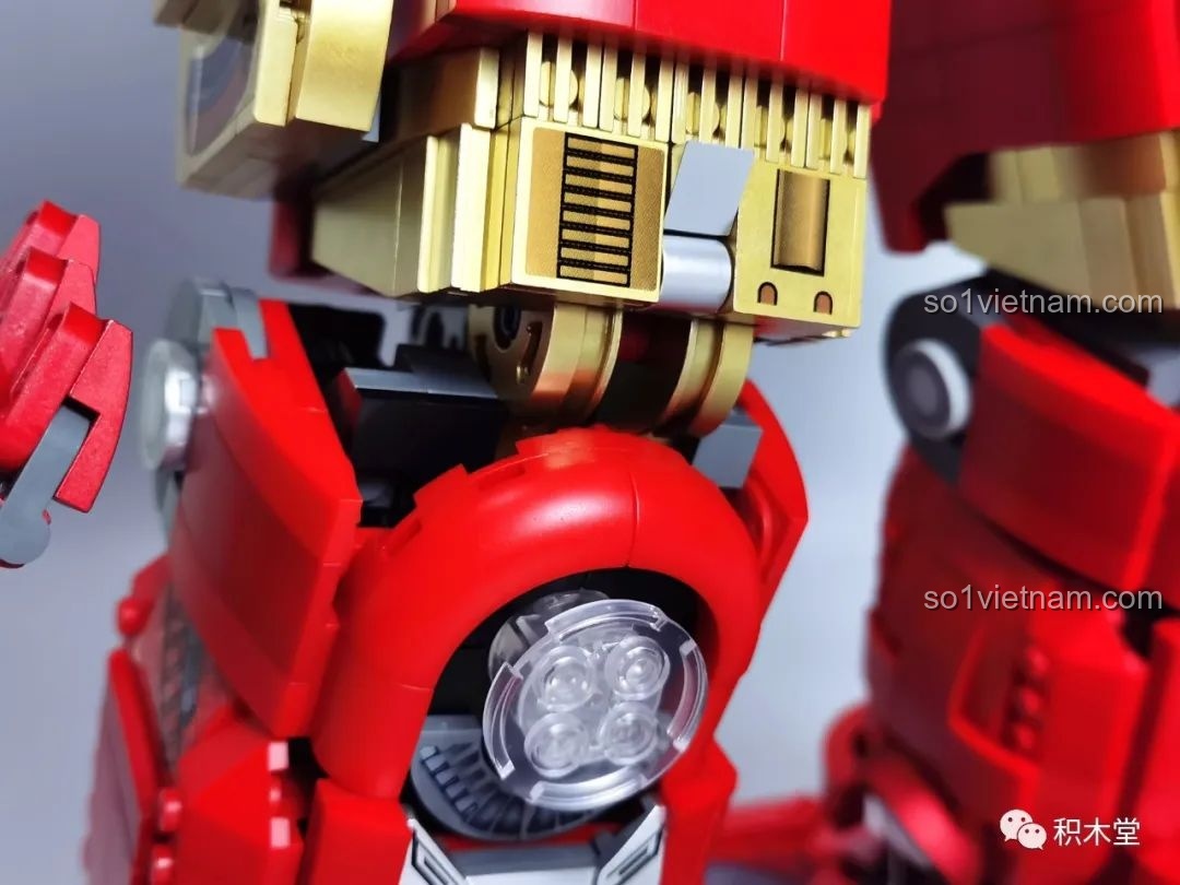 Mô hình KBOX V5004 Giáp Chống Hulk MK44 được trưng bày trên kệ TV, cho thấy khả năng làm vật trang trí ấn tượng. Đánh giá KBOX 5004 Hulkbuster MK44 trưng bày đẹp.