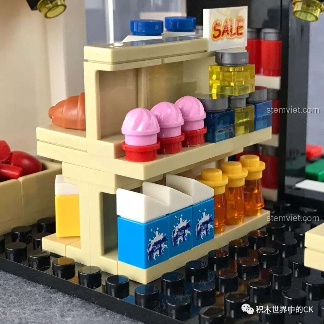 Cận cảnh các kệ hàng bên trong cửa hàng với nhiều sản phẩm mini như bánh, sữa, nước ngọt của bộ SEMBO 1017 Cửa hàng tiện lợi mini.