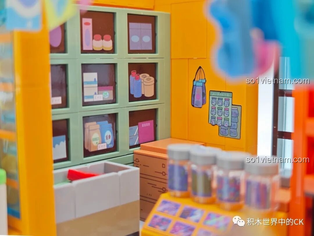 Chi tiết các kệ hàng bên trong Tiệm Tạp Hóa Maruko, với các sản phẩm được minh họa bằng sticker.