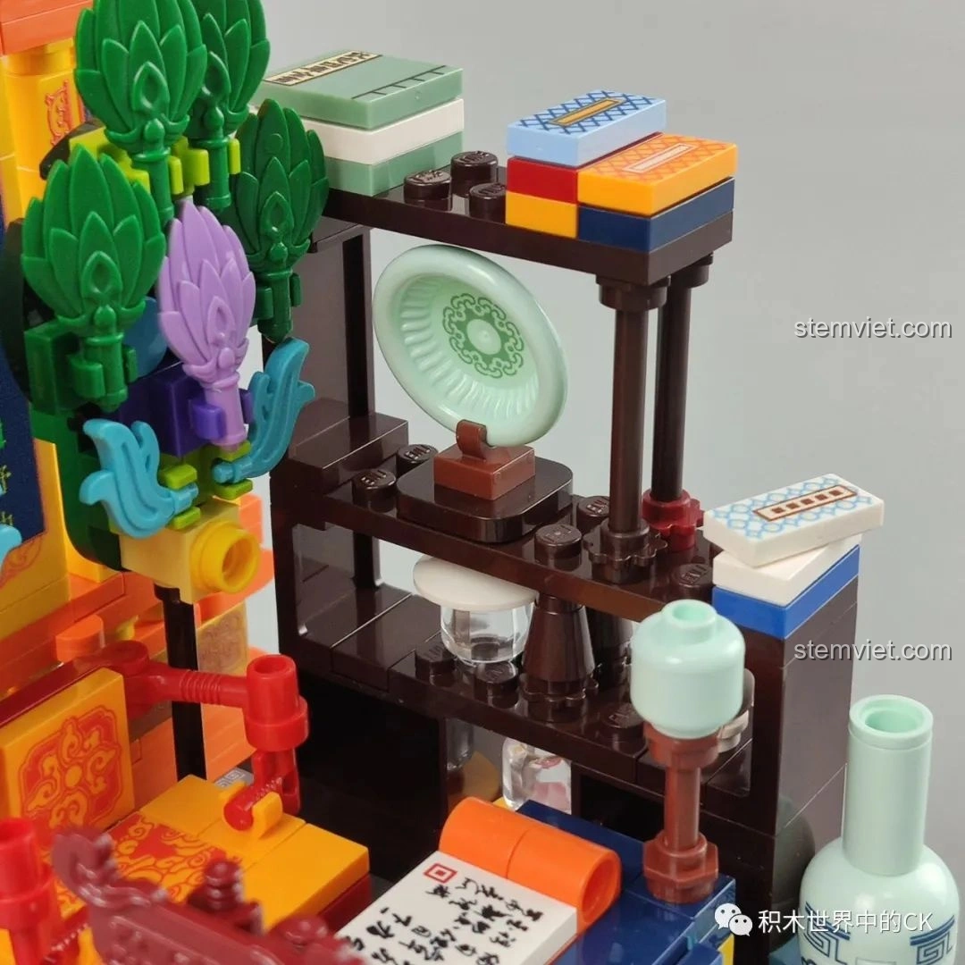 Kệ sách với sách và đĩa ngọc trong bộ Keeppley K10143, tạo không gian học thuật, trang trọng.