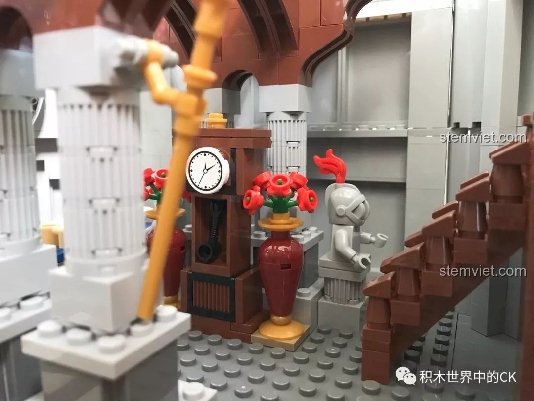 Kệ tủ với các lọ thuốc và bình thí nghiệm trong bộ lắp ráp Tòa lâu đài nguy nga Mould King.