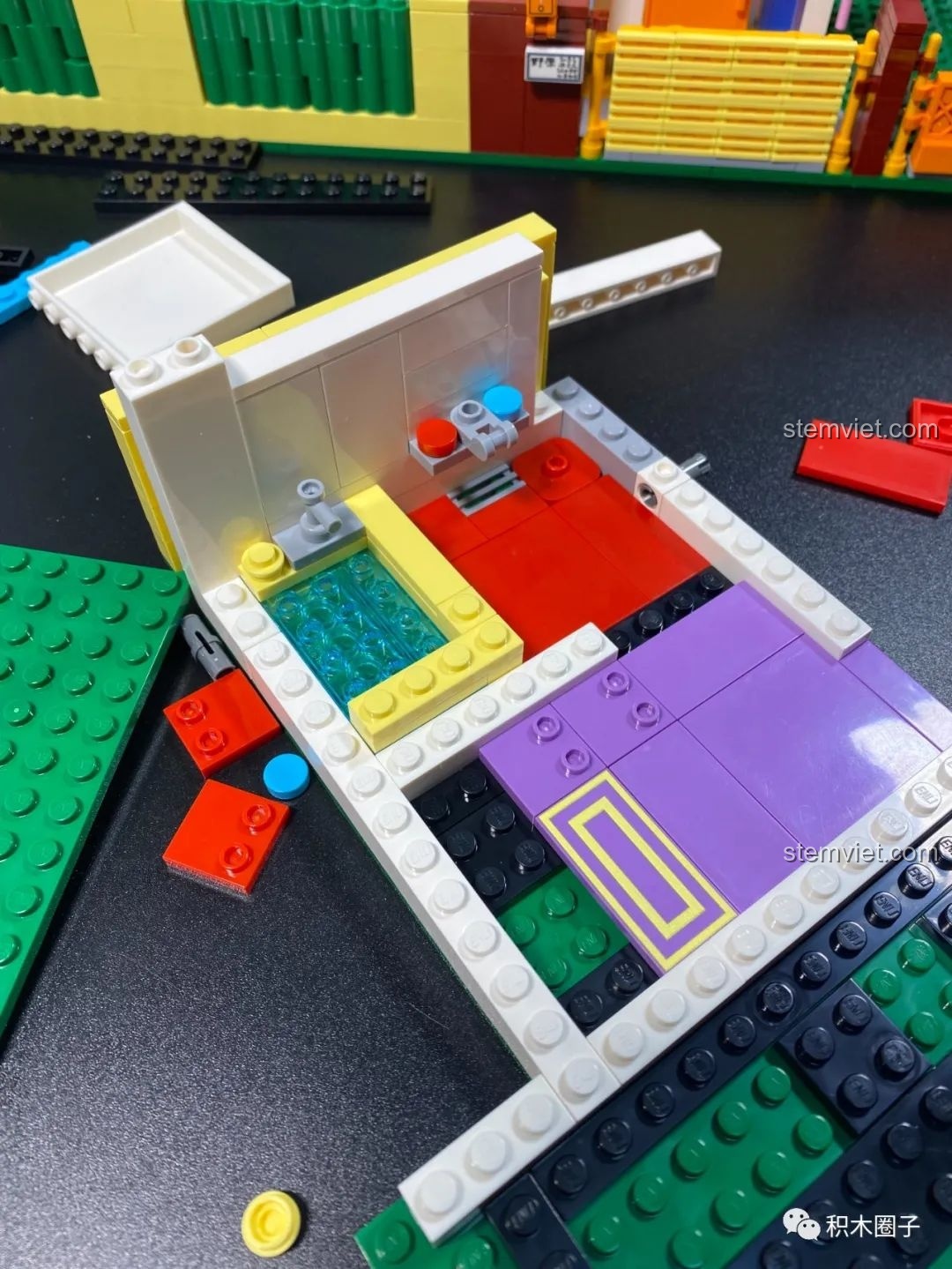 Lắp ráp phòng tắm với bồn tắm và vòi sen trong bộ xếp hình Keeppley 20612 hợp túi tiền.