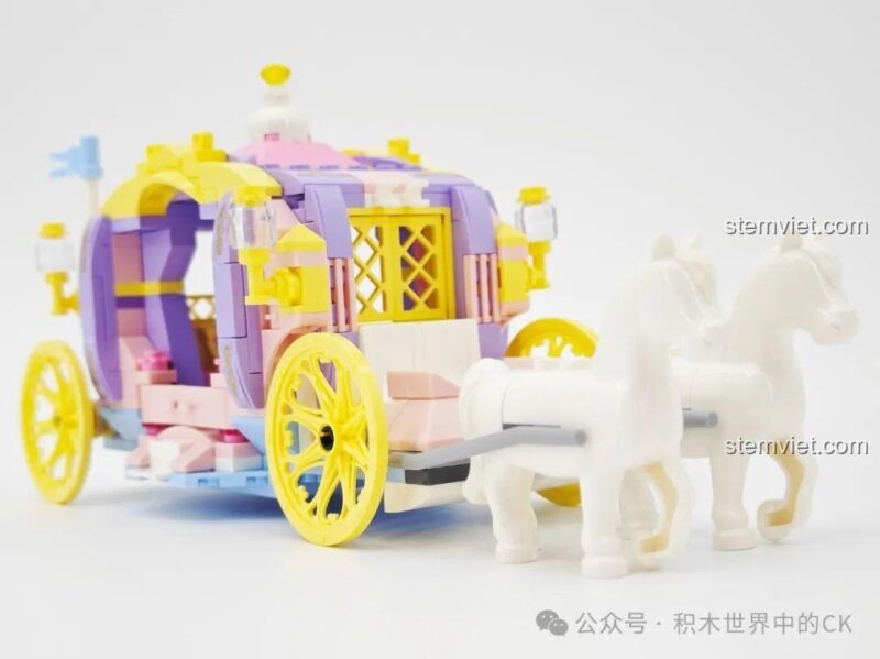 Hai chú ngựa trắng được gắn vào cỗ xe, sẵn sàng cho chuyến dạo chơi trong bộ Keeppley 36012.