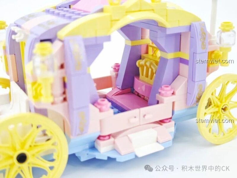 Bên trong khoang xe ngựa Keeppley 36012 có ghế ngồi lót đệm và vương miện trang trí.
