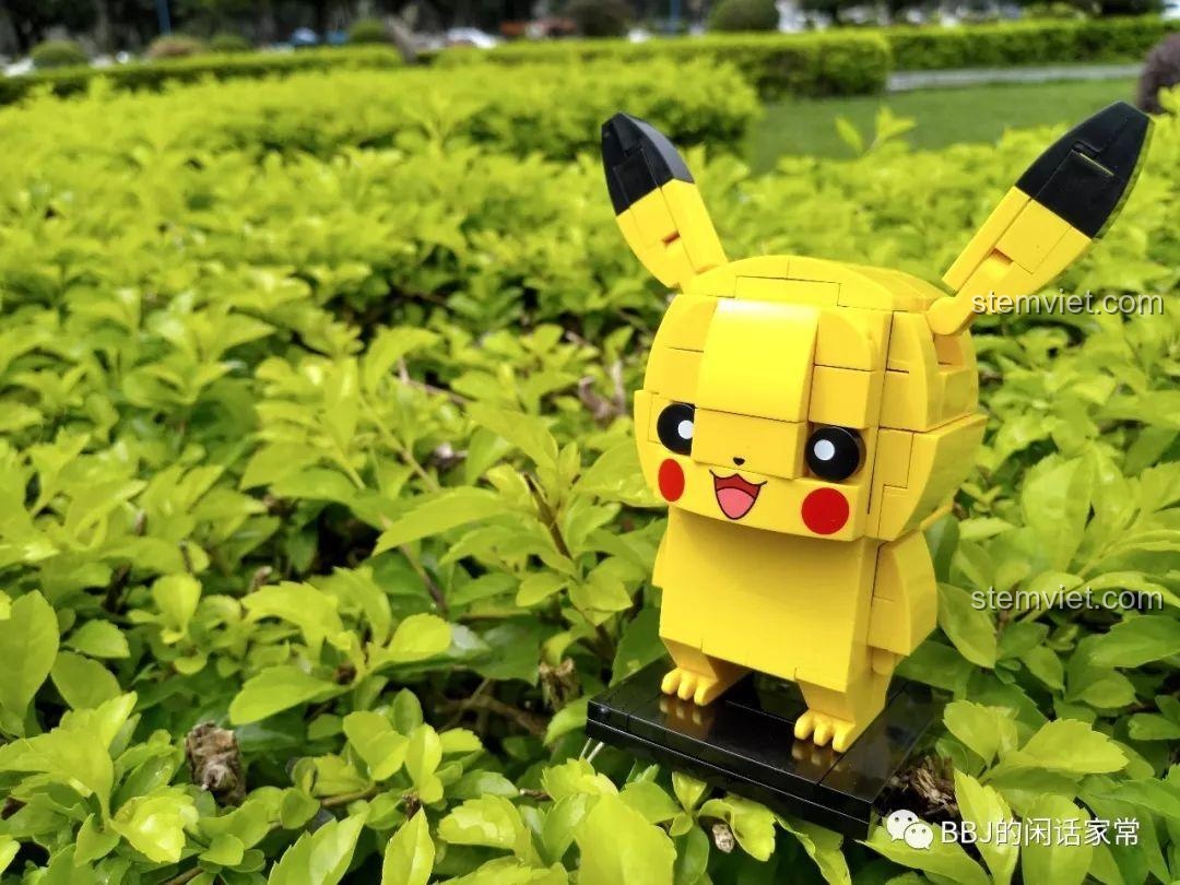 Mặt sau của các hộp đồ chơi lắp ráp Pokémon Keeppley, thể hiện hình ảnh mô hình từ phía sau.