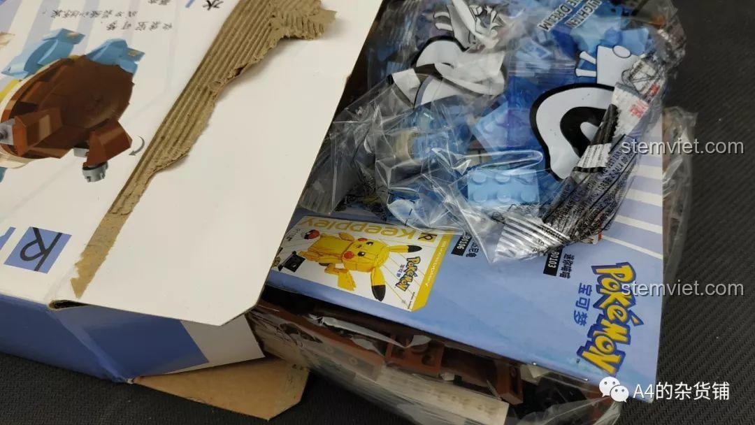 Bên trong hộp Keeppley B0109 Pokemon Thủy Lôi Bùng Nổ - Blastoise, với các túi chi tiết.