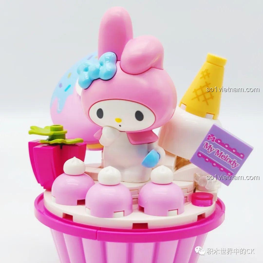Cận cảnh chi tiết bánh cupcake và các phụ kiện trang trí trong bộ lắp ráp Keeppley Cinnamoroll.
