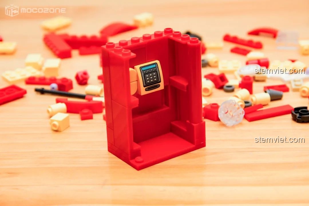 Buồng điện thoại đỏ biểu tượng của London đang được lắp ráp trong bộ đồ chơi Keeppley Thám tử lừng danh Conan K20705.