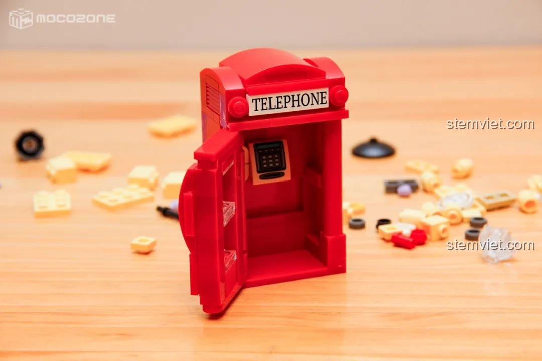 Buồng điện thoại đỏ hoàn chỉnh trong bộ đồ chơi lắp ráp Keeppley Thám tử lừng danh Conan K20705, với cửa mở.