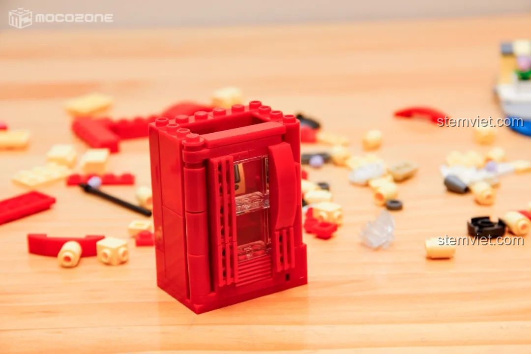 Mặt sau của buồng điện thoại trong bộ đồ chơi lắp ráp Keeppley Thám tử lừng danh Conan K20705, cho thấy cấu trúc bên trong.