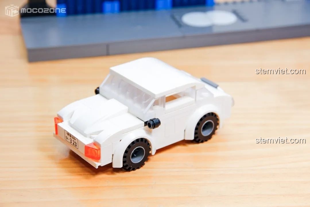 Cảnh đối đầu giữa các nhân vật và xe trong bộ đồ chơi lắp ráp Keeppley Thám tử lừng danh Conan K20708, tái hiện phim.