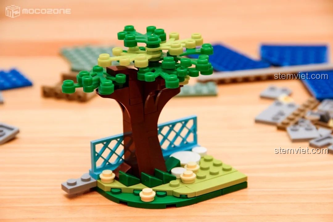 Cây xanh và hàng rào trong bộ đồ chơi lắp ráp Keeppley Thám tử lừng danh Conan K20705, chi tiết nhỏ nhưng đẹp.