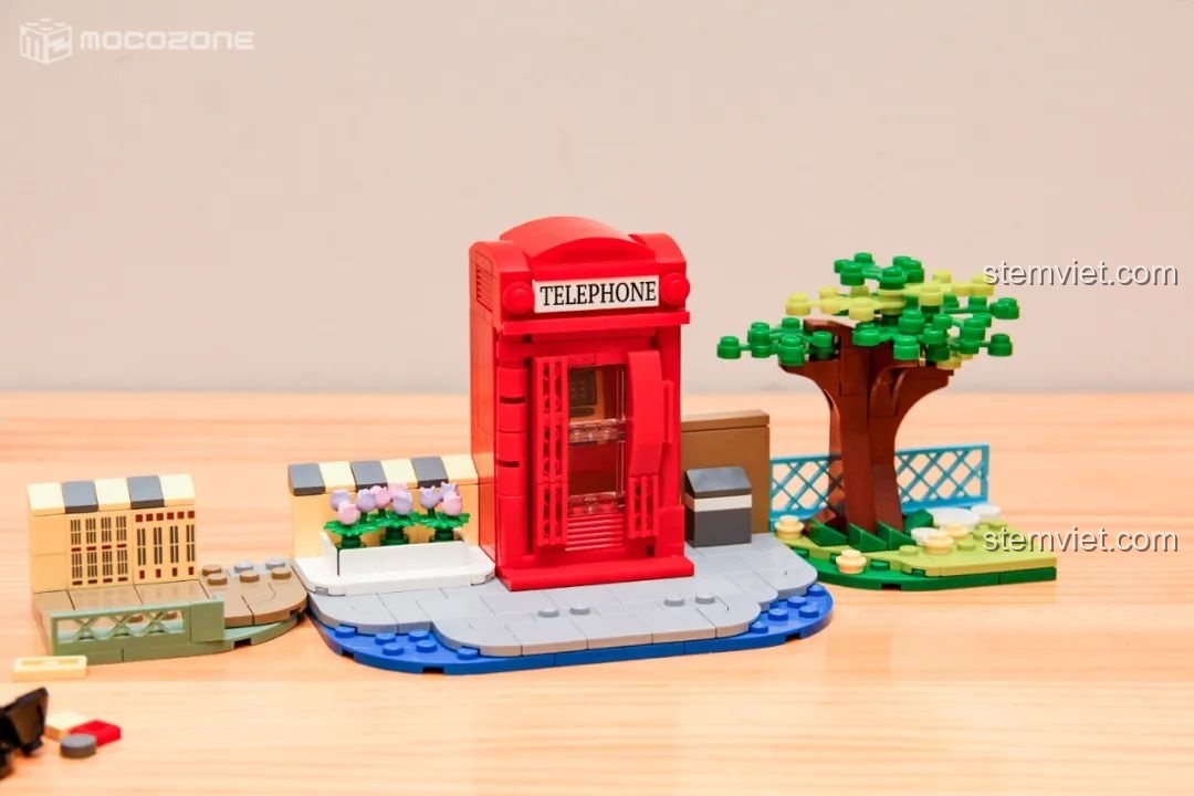 Mô hình góc phố trong bộ đồ chơi lắp ráp Keeppley Thám tử lừng danh Conan K20705 gần hoàn thành, thiếu tháp đồng hồ.