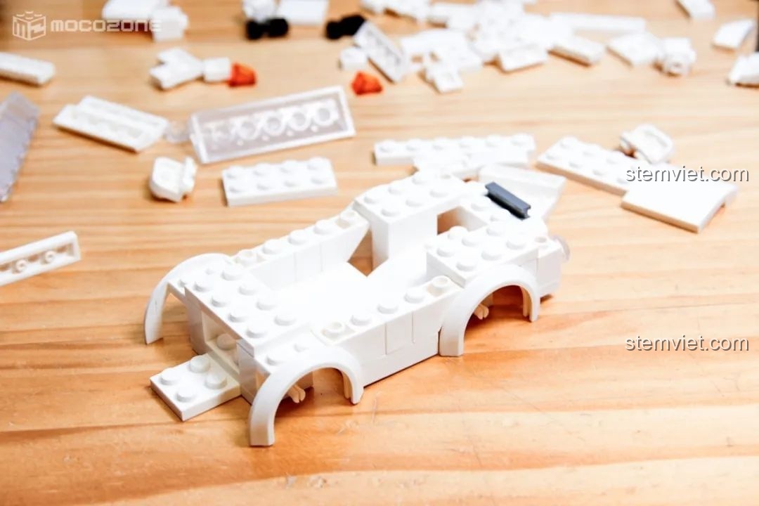 Hai chiếc xe ô tô trắng và đen trong bộ đồ chơi lắp ráp Keeppley Thám tử lừng danh Conan K20708, sẵn sàng cho cuộc chiến.