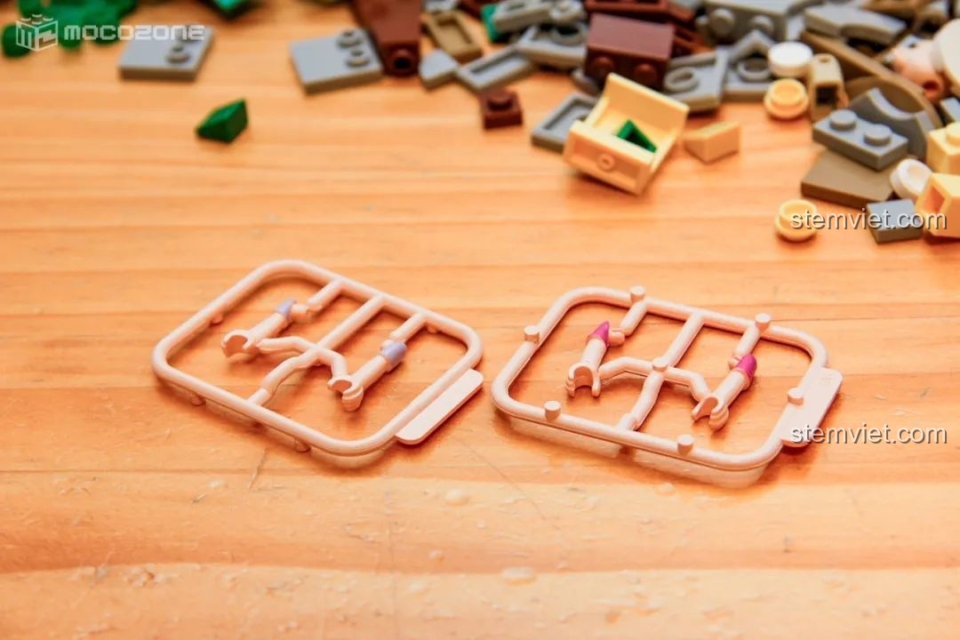 Các mảnh ghép nhỏ của minifigures trong bộ đồ chơi lắp ráp Keeppley Thám tử lừng danh Conan, cần lắp ráp cẩn thận.