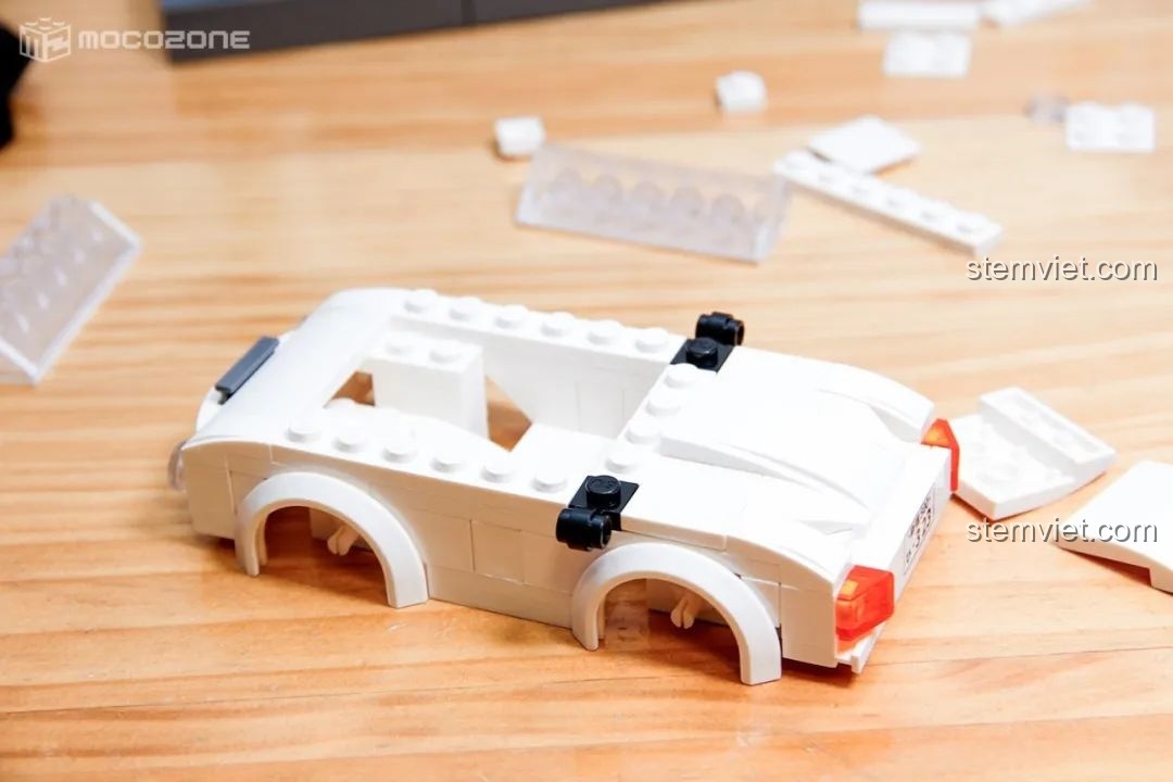 Các nhân vật Akai, Jodie, Vermouth đứng cạnh xe trong bộ đồ chơi lắp ráp Keeppley Thám tử lừng danh Conan K20708.