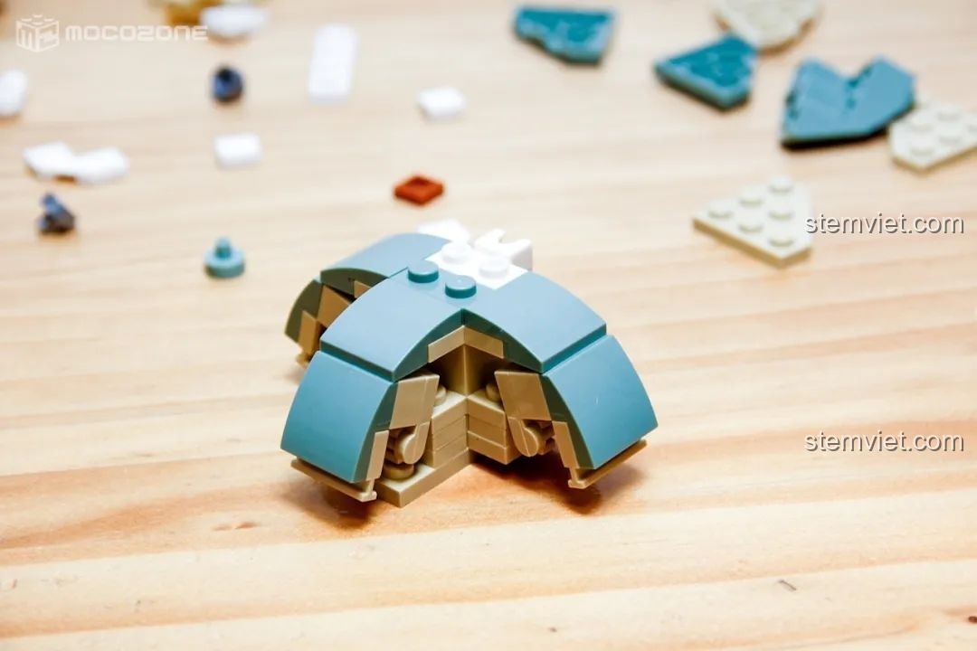 Tòa nhà trong bộ đồ chơi lắp ráp Keeppley Thám tử lừng danh Conan K20706 gần hoàn thành, thiếu chi tiết trên đỉnh.