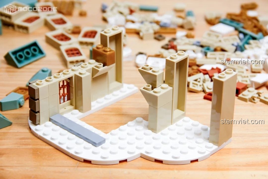 Các bức tường của tòa nhà trong bộ đồ chơi lắp ráp Keeppley Thám tử lừng danh Conan K20706, chi tiết cửa sổ.