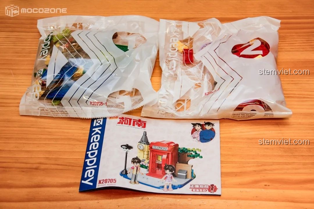 Mở hộp đồ chơi lắp ráp Keeppley Thám tử lừng danh Conan K20705, bao gồm các túi mảnh ghép và sách hướng dẫn.