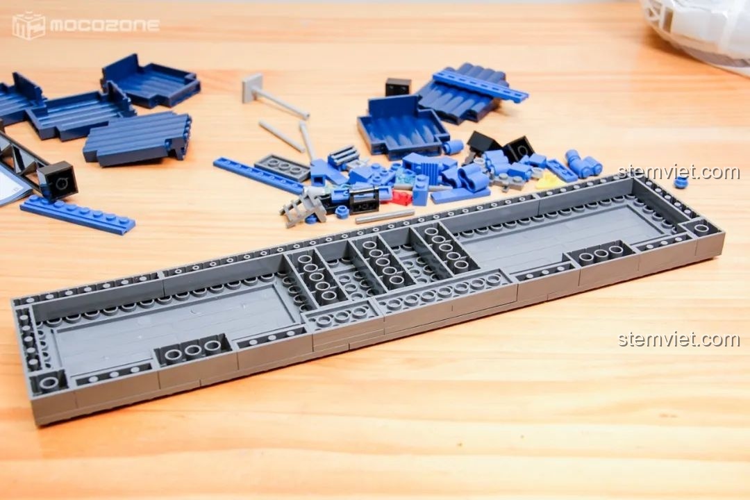 Xe ô tô màu trắng gần hoàn thành trong bộ đồ chơi Keeppley Thám tử lừng danh Conan K20708, thiếu bánh xe.