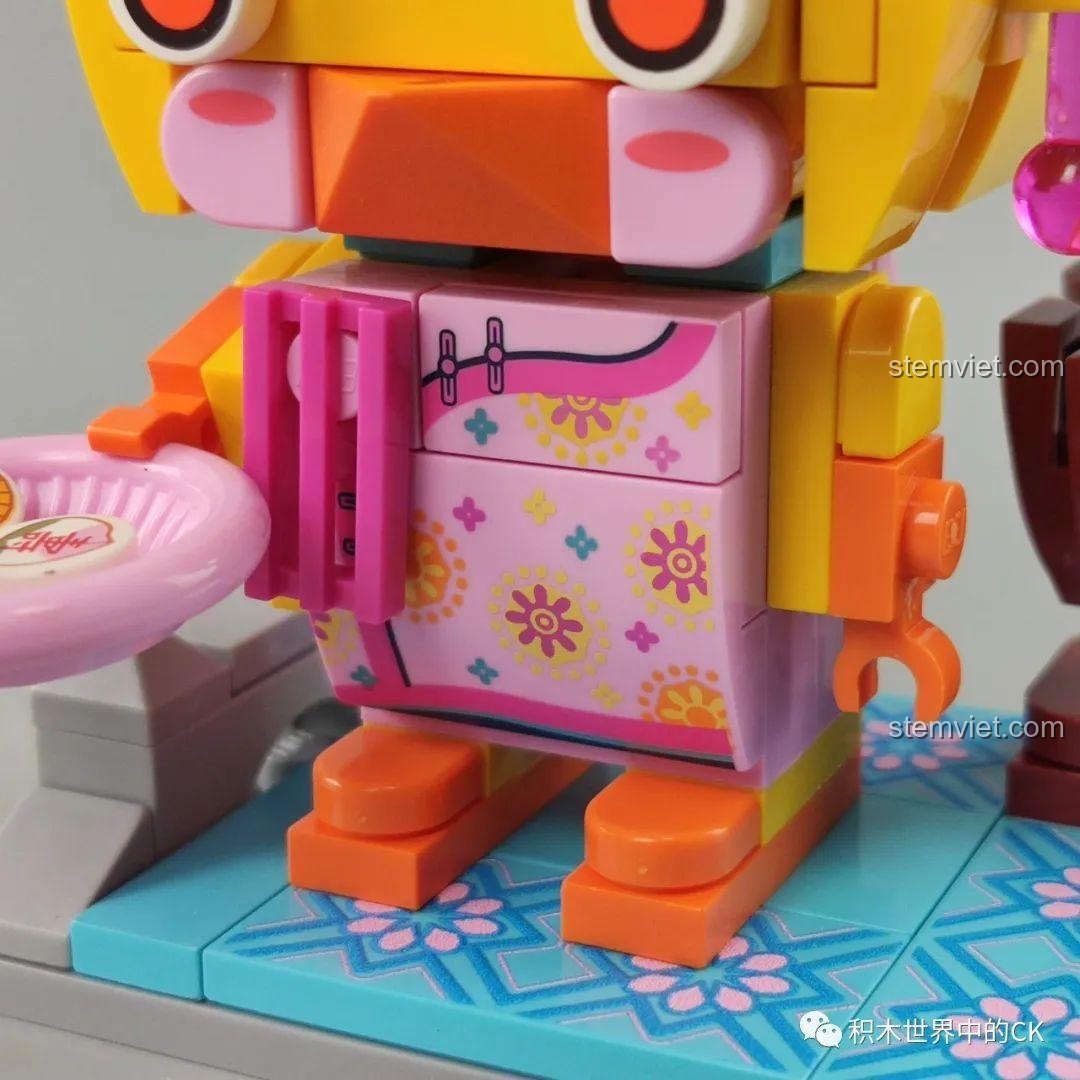 Chi tiết đầu của Mô hình Con Gà Hoàng Gia Keeppley K10140, một phần của bộ 12 con giáp, thiết kế BrickHeadz độc đáo, cho bé trai, bé gái 6 tuổi.