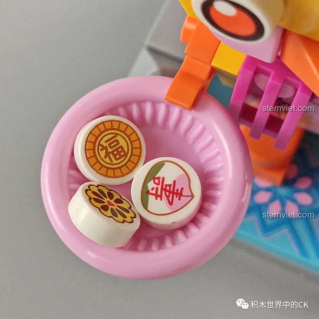 Chi tiết phụ kiện của Mô hình Con Gà Hoàng Gia Keeppley K10140, một phần của bộ 12 con giáp, thiết kế BrickHeadz độc đáo, cho bé trai, bé gái 6 tuổi.