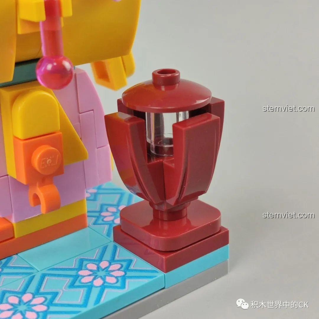 Mô hình Con Chó Hoàng Gia Keeppley K10141 và Mô hình Con Heo Hoàng Gia K10142 từ phía sau, thiết kế BrickHeadz độc đáo, cho bé trai, bé gái 6 tuổi.