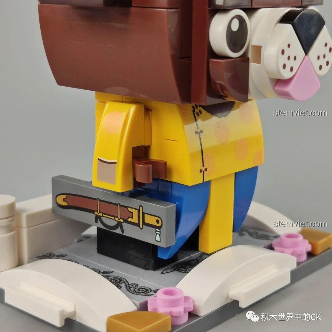 Chi tiết phụ kiện của Mô hình Con Heo Hoàng Gia Keeppley K10142, một phần của bộ 12 con giáp, thiết kế BrickHeadz độc đáo, cho bé trai, bé gái 6 tuổi.