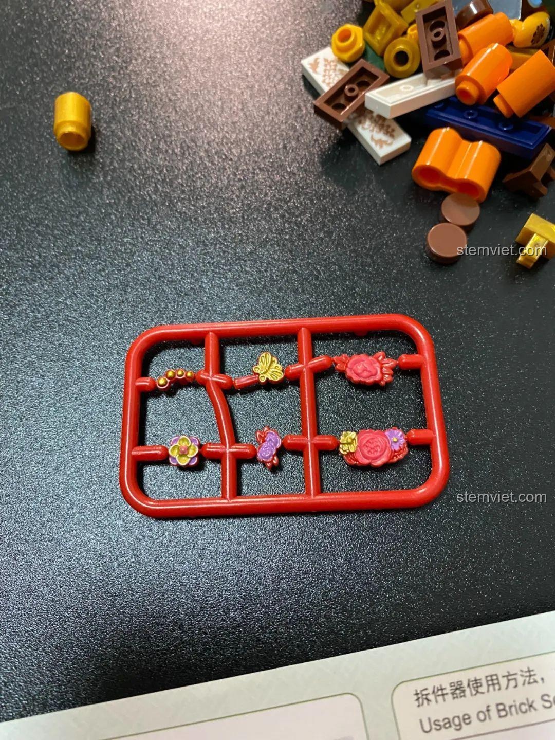 Các chi tiết phụ kiện trang trí nhỏ của bộ đồ chơi mô hình Keeppley K10145 Vườn Thượng Uyển Cung Đình, thể hiện độ tinh xảo, chất lượng cao, phù hợp cho bé gái 6 tuổi.