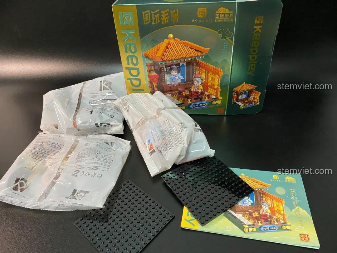 Hộp và các túi linh kiện của bộ đồ chơi mô hình Keeppley K10145 Vườn Thượng Uyển Cung Đình, cho thấy sự đóng gói cẩn thận, chất lượng tốt, phù hợp cho bé gái 6 tuổi.