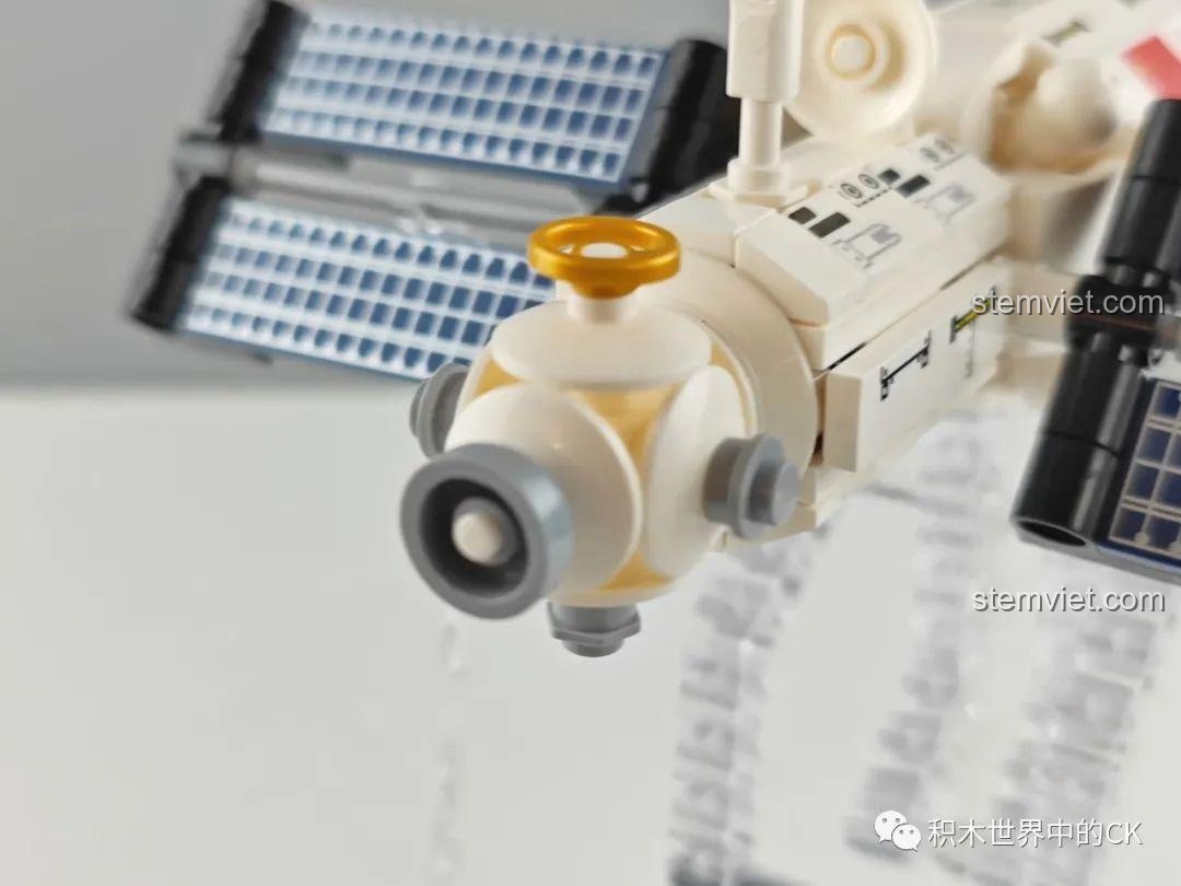 Mô hình Keeppley K10210 nhìn từ phía sau, cho thấy các tấm pin năng lượng mặt trời và cấu trúc đế.