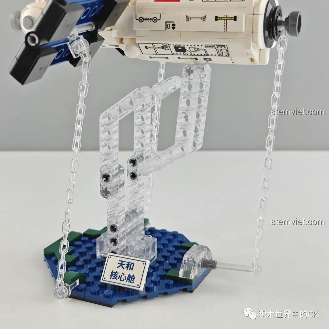 Góc nhìn khác của bộ lắp ráp Trạm Vũ Trụ Thiên Hòa Keeppley K10210, thể hiện rõ cấu trúc Tensegrity.