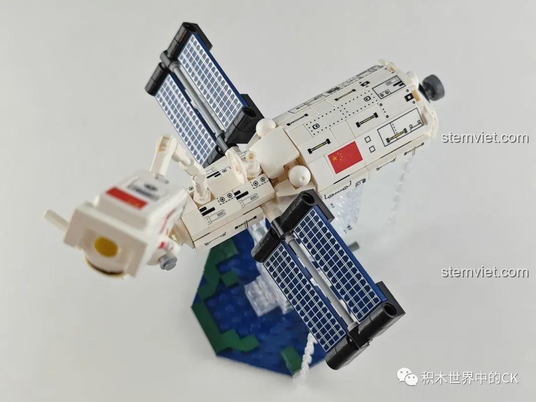 Cận cảnh minifigure phi hành gia của bộ Keeppley K10210 với mũ bảo hiểm mạ vàng sáng bóng.