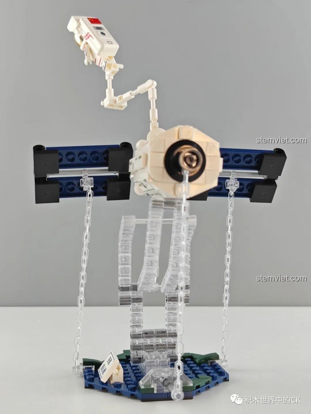 Mô hình Trạm Vũ Trụ Thiên Hòa Keeppley K10210 với phi hành gia đang thực hiện hoạt động ngoài không gian.