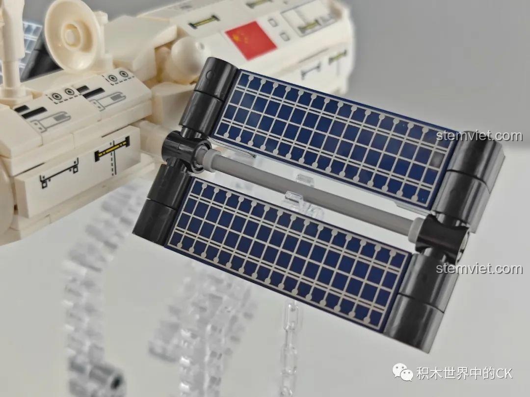 Góc nhìn từ trên xuống của bộ xếp hình Keeppley K10210, mô phỏng Trái Đất và trạm không gian.