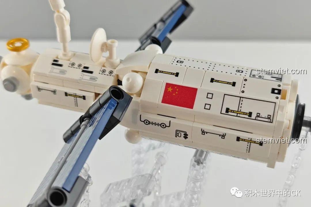 Cận cảnh phần đế của mô hình Keeppley K10210 với biển tên 'Thiên Hòa Hạch Tâm Thương'.