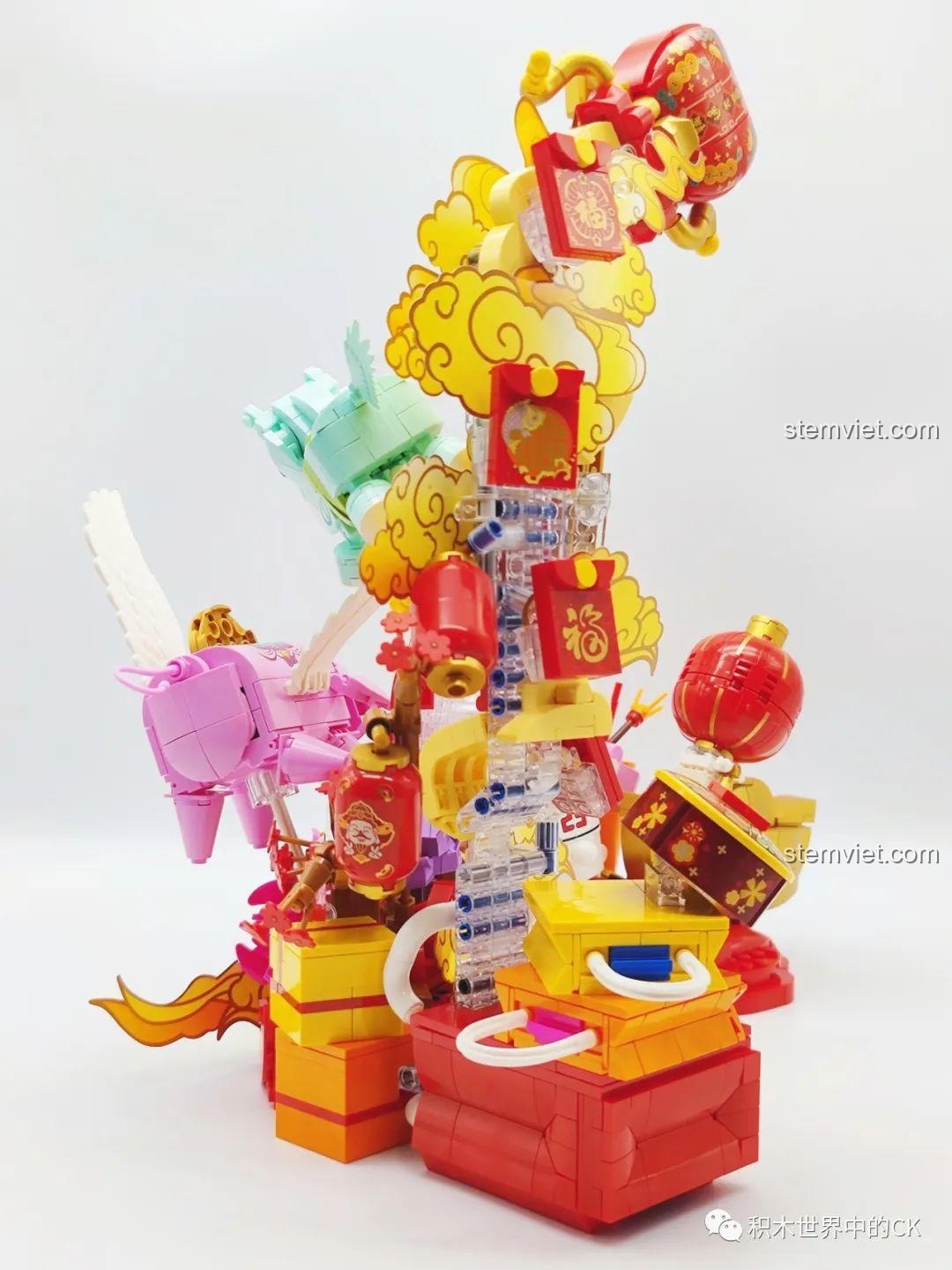 Cận cảnh các bao lì xì và tiền xu trong đồ chơi lắp ráp Keeppley K19905 Đồ chơi trang trí Tết, mang ý nghĩa tài lộc, may mắn cho năm mới, đáng tiền.